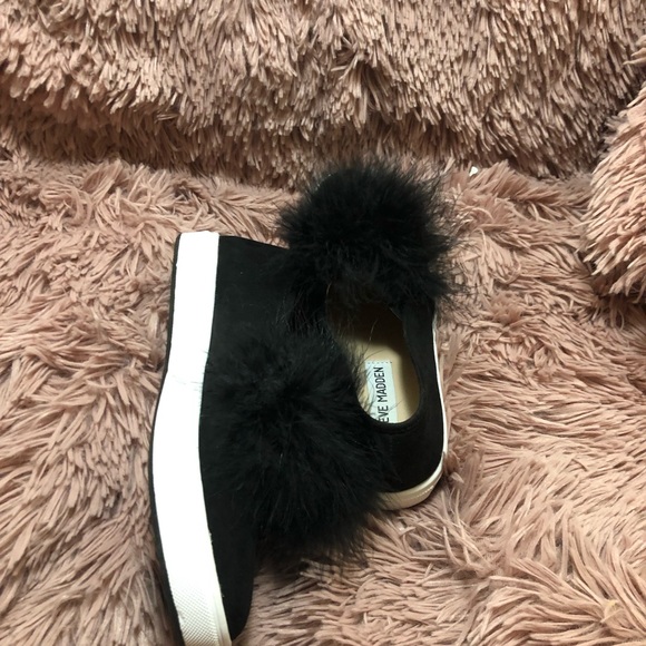Steve Madden black slip on sneaker.The shoes are Perfect no tear or rips - Picture 5 of 5